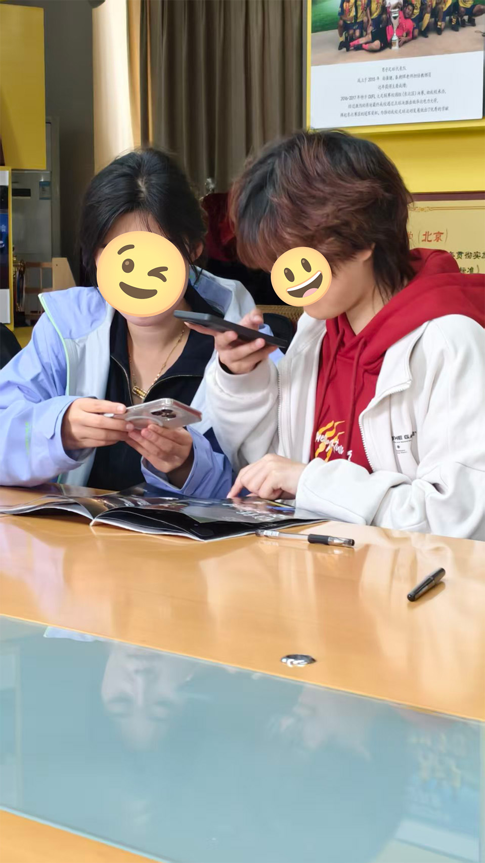 用户围着画匣子纪念册一起翻看、拍照分享